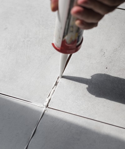 Réfection et imperméabilisation des joints de carrelage par un professionnel à la Réunion