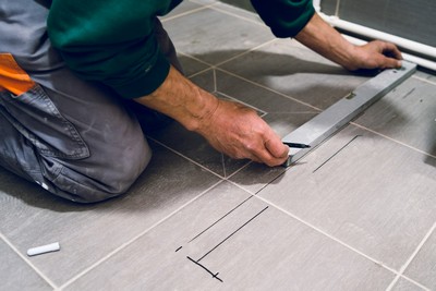 Faire remplacer un carreau de carrelage cassé à la Réunion